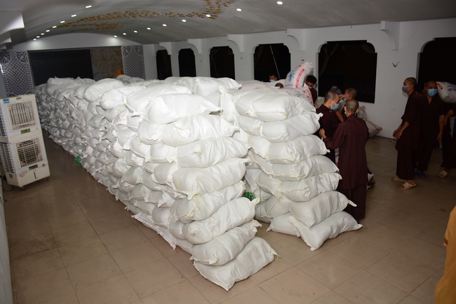 Chùa Hoằng Pháp: Tiếp tục hỗ trợ người dân khó khăn trong đại dịch Covid (đợt 8)